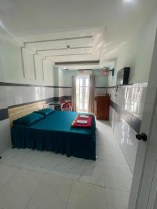 Khách Sạn Kim Thanh في مدينة هوشي منه: غرفة نوم بسرير ازرق في غرفة