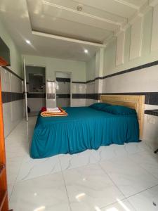 Khách Sạn Kim Thanh في مدينة هوشي منه: غرفة نوم مع سرير وبطانية زرقاء