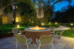 eine Terrasse mit einem Tisch, Stühlen und einem Brunnen in der Unterkunft Element Miami International Airport in Miami