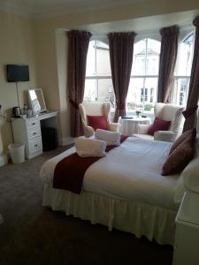 A bed or beds in a room at Hafan-y-Mor Guesthouse 