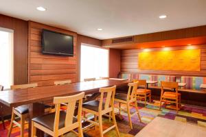Μια τηλεόραση ή/και κέντρο ψυχαγωγίας στο Fairfield Inn by Marriott Las Cruces