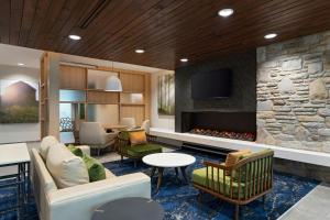 Μια τηλεόραση ή/και κέντρο ψυχαγωγίας στο Fairfield by Marriott Inn & Suites Fort Worth Alliance Airport