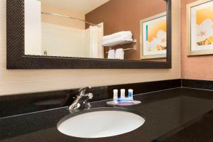 Koupelna v ubytování Fairfield Inn & Suites Midland