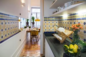 cocina con azulejos azules y blancos en la pared en Studio 77, en Oporto