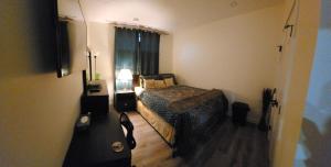 Postel nebo postele na pokoji v ubytování Charming Oasis Tranquil Suite 8 min Airport, AC