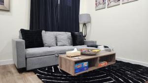 Posezení v ubytování Charming Oasis Tranquil Suite 8 min Airport, AC
