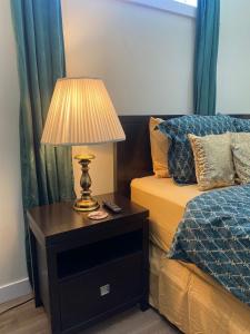 Postel nebo postele na pokoji v ubytování Charming Oasis Tranquil Suite 8 min Airport, AC