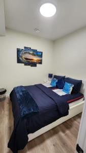 Postel nebo postele na pokoji v ubytování Charming Oasis Tranquil Suite 8 min Airport, AC