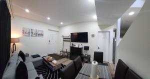 TV a/nebo společenská místnost v ubytování Charming Oasis Tranquil Suite 8 min Airport, AC