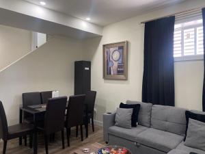 Posezení v ubytování Charming Oasis Tranquil Suite 8 min Airport, AC