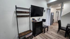 TV a/nebo společenská místnost v ubytování Charming Oasis Tranquil Suite 8 min Airport, AC