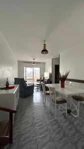 Et opholdsområde på Aconchegante apartamento 2 dormitórios no centro com vaga