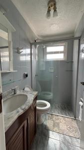 Et badeværelse på Aconchegante apartamento 2 dormitórios no centro com vaga + 19 billeder