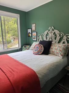 Postel nebo postele na pokoji v ubytování Boho Cottage
