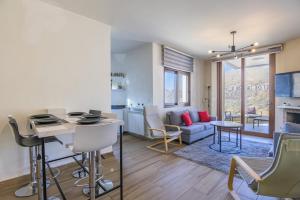 a kitchen and living room with a table and chairs at Snowfall Escape in Fārayyā