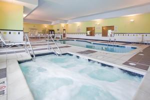 カーニーにあるFairfield Inn & Suites by Marriott Kearneyのホテルの客室内の大きな水プール