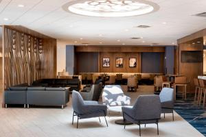 Posezení v ubytování Delta Hotels by Marriott Utica