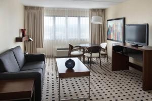 TV a/nebo společenská místnost v ubytování Delta Hotels by Marriott Utica
