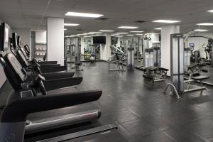 Fitness centrum a/nebo fitness zařízení v ubytování Delta Hotels by Marriott Utica