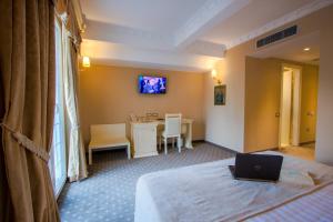 Телевизор и/или развлекательный центр в Lot Boutique Hotel by Hotels and Preference