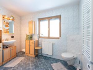 Kúpeľňa v ubytovaní Chalet in Zillertal near Ski Slopes + 32 fotografií