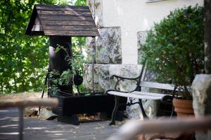 魏瑪的住宿－菲林沃昆斯特屯旅館，公园长凳,旁边是鸟食