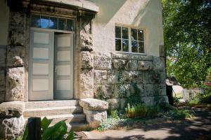 a stone house with a door and a window at Ferienwohnung am KunstTurm in Weimar