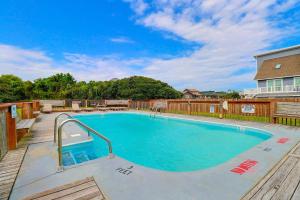 una piscina en una terraza junto a una casa en AC1H - Seawind, en Nags Head