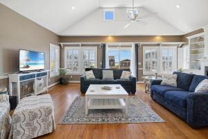 Una sala de estar con dos sofás y un televisor. en 5021 - Suite Pea, en Avalon Bench