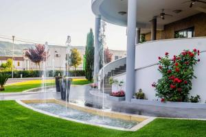 fontanna na dziedzińcu budynku w obiekcie Hotel Aquila w mieście Orte