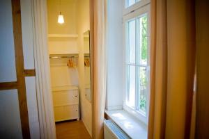 ワイマールにあるFerienwohnung am KunstTurmの窓とウォークインシャワー付きのバスルームが備わります。 +100枚の写真