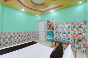 Postel nebo postele na pokoji v ubytování Hotel O Yuvraj Lodge
