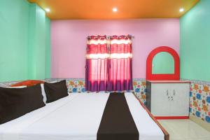 Postel nebo postele na pokoji v ubytování Hotel O Yuvraj Lodge