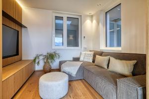Una sala de estar con un sofá y un televisor. en Luxury house with panoramic view & hot tub, en Caldaro 26 fotos más