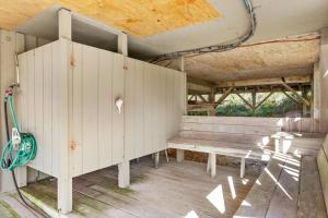 une pièce vide avec un banc dans un bâtiment dans l'établissement 6137 - Harper, à Nags Head 27 autres photos