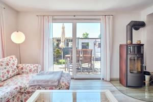 un salon avec un canapé et une table en verre dans l'établissement Finja, à Fuhlendorf