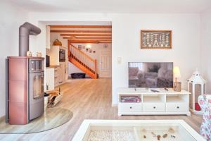 - une cuisine avec un réfrigérateur et un chien dans le salon dans l'établissement Finja, à Fuhlendorf