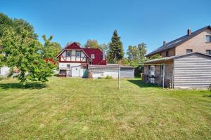 une cour vide devant une maison dans l'établissement Finja, à Fuhlendorf