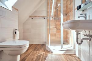 une salle de bains avec douche, toilettes et lavabo dans l'établissement Findus, à Fuhlendorf 17 autres photos