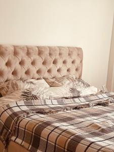 キシナウにあるFour Season Poetryのベッド(チェック入りの毛布付)