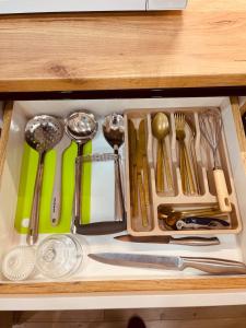 キシナウにあるFour Season Poetryの木造の棚の調理器具入り引き出し +7枚の写真