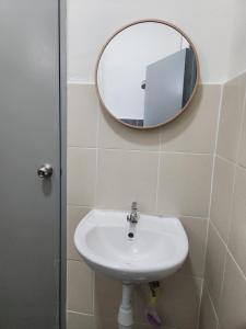 Koupelna v ubytování PD D'Serambi Homestay 4R5B 13 Pax + 26 fotografií