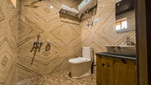 Een badkamer bij Basho Mud Huts
