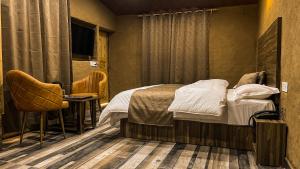 Een bed of bedden in een kamer bij Basho Mud Huts