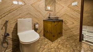 Een badkamer bij Basho Mud Huts