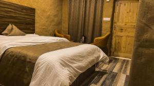 Een bed of bedden in een kamer bij Basho Mud Huts