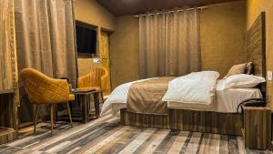 Een bed of bedden in een kamer bij Basho Mud Huts