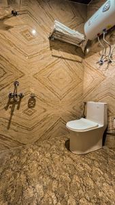 Een badkamer bij Basho Mud Huts