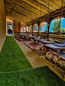 Een restaurant of ander eetgelegenheid bij Basho Mud Huts