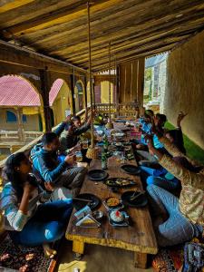 Gasten van Basho Mud Huts